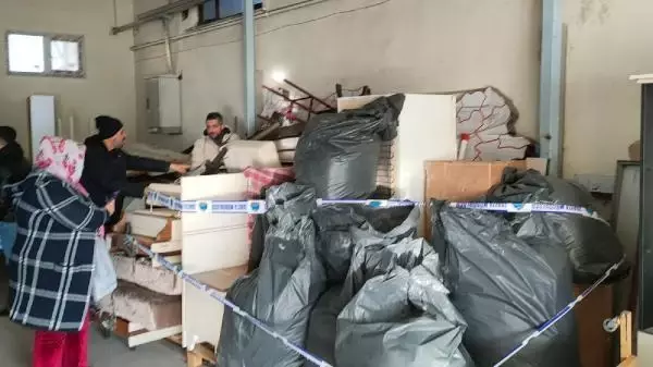 Bir gören bir daha baktı! Karısıyla barışan sevgilisi tarafından eşyalarıyla birlikte sokağa atıldı Bir gören bir daha baktı! Karısıyla barışan sevgilisi tarafından eşyalarıyla birlikte sokağa atıldı