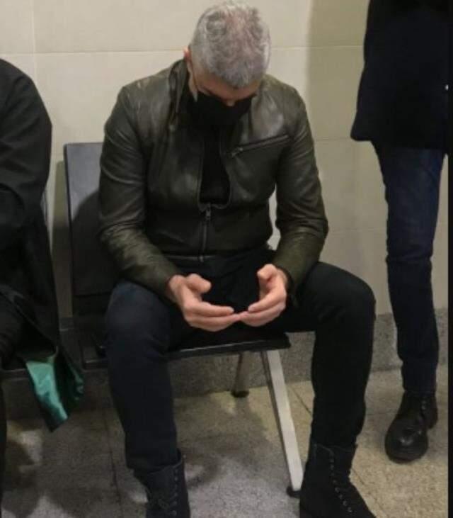 Velayet davasına damga vuran kare! Özcan Deniz, adliye koridorunda dua ederek beklemiş