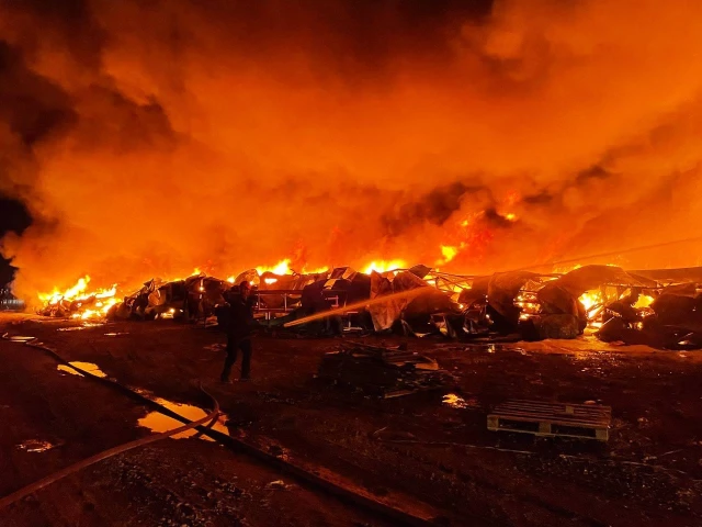 Son dakika gündem: Düzce'de mobilya fabrikasında çıkan yangın kısmen kontrol altına alındı