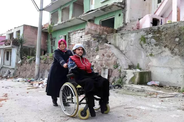 Engelli oğlu ile birlikte yeni evine kavuşmak için gün sayıyor