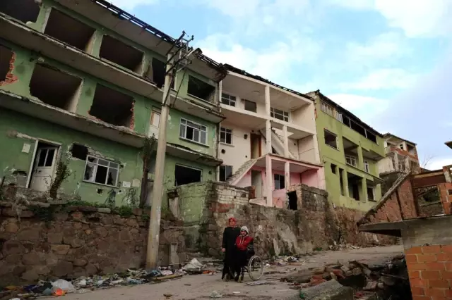 Engelli oğlu ile birlikte yeni evine kavuşmak için gün sayıyor