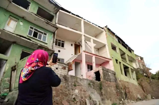 Engelli oğlu ile birlikte yeni evine kavuşmak için gün sayıyor