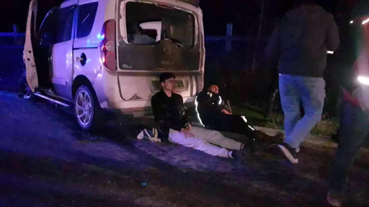 Hafif ticari araç ile otomobil çarpıştı: 7 yaralı