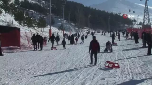 Hafta sonunu fırsat bilen turistler Palandöken'e akın etti