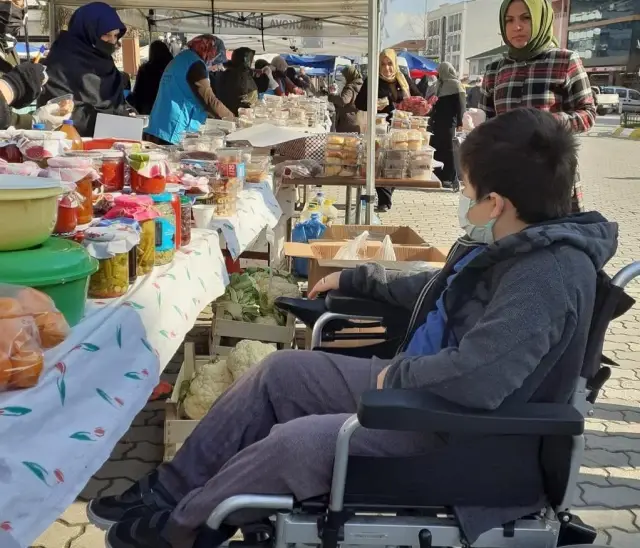 Son dakika haber... Sakarya'da bedensel engelli çocuk kumbarasındaki paraları Afrika için bağışladı