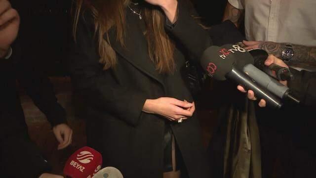 Sevgilisinin ailesiyle tanışan Dilan Çiçek Deniz, görümcesi ve kayınpederiyle poz verdi