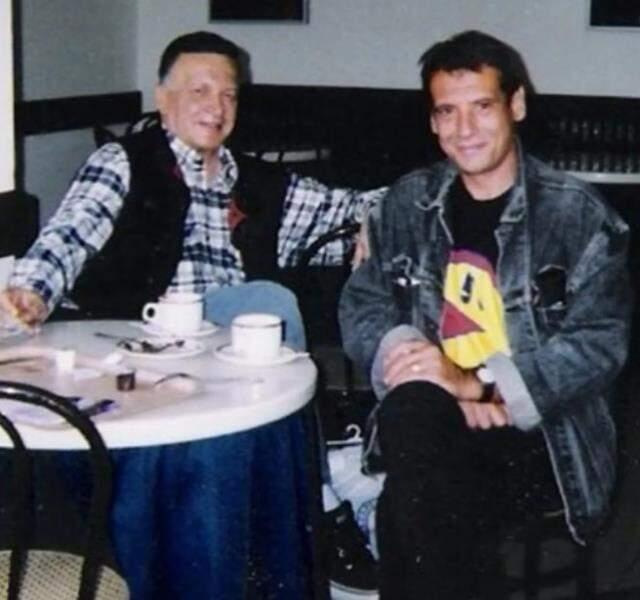 Usta oyuncu Kartal Tibet'in üvey oğlu Civan Canova, Üç Kuruş'ta fırtına estiriyor Usta oyuncu Kartal Tibet'in üvey oğlu Civan Canova, Üç Kuruş'ta fırtına estiriyor