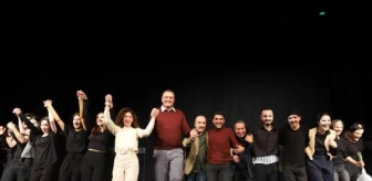 'Eşeğin Gölgesi' tiyatro oyununun galası yapıldı