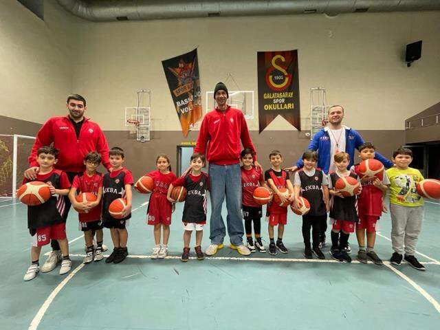 Eski NBA yıldızı Keith Closs Türkiye'de çocuklara ders veriyor