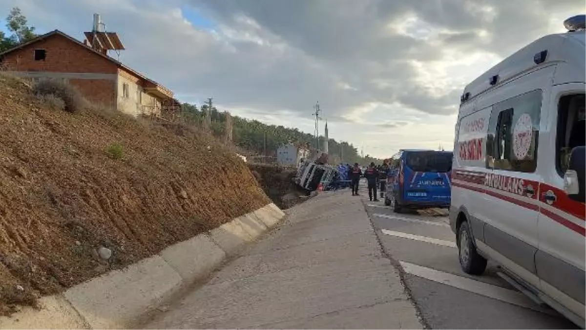 Gediz'de sebze yüklü kamyonet devrildi: 1 ölü, 1 yaralandı