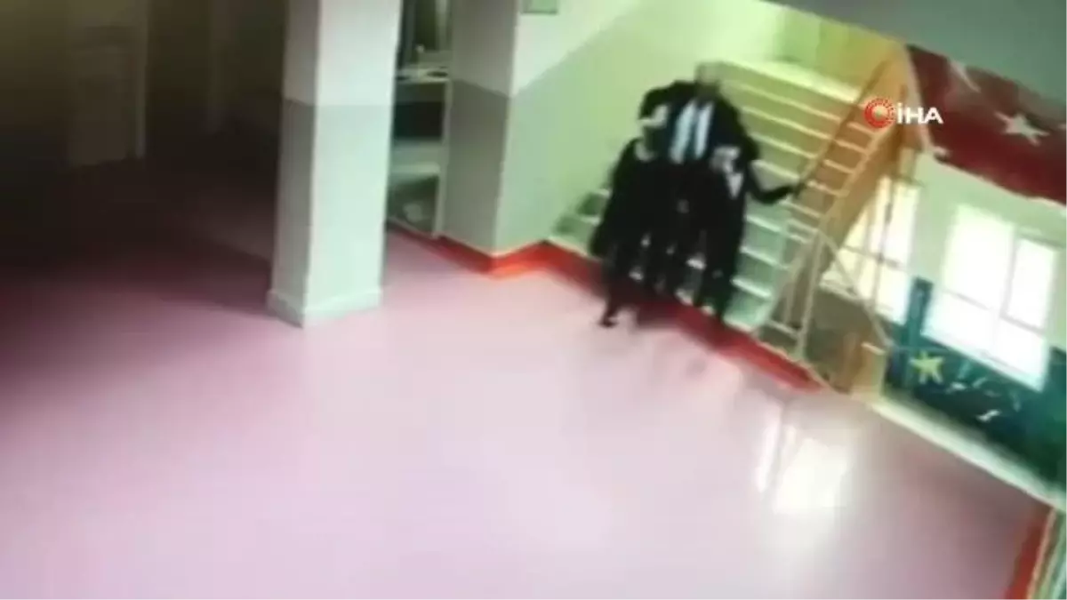 Son dakika haberi... Kadıköy'de okul müdürünün öğrencilere şiddet uyguladığı anlar kamerada