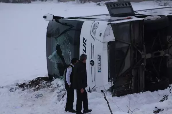 YOLCU OTOBÜSÜ ŞARAMPOLE DEVRİLDİ 11 YARALI