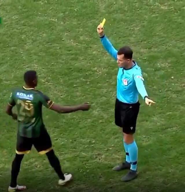 Böyle atılma tarihte görülmedi! Türkiye Kupası'nda çıkan kırmızı karta kimse akıl sır erdiremedi Böyle atılma tarihte görülmedi! Türkiye Kupası'nda çıkan kırmızı karta kimse akıl sır erdiremedi