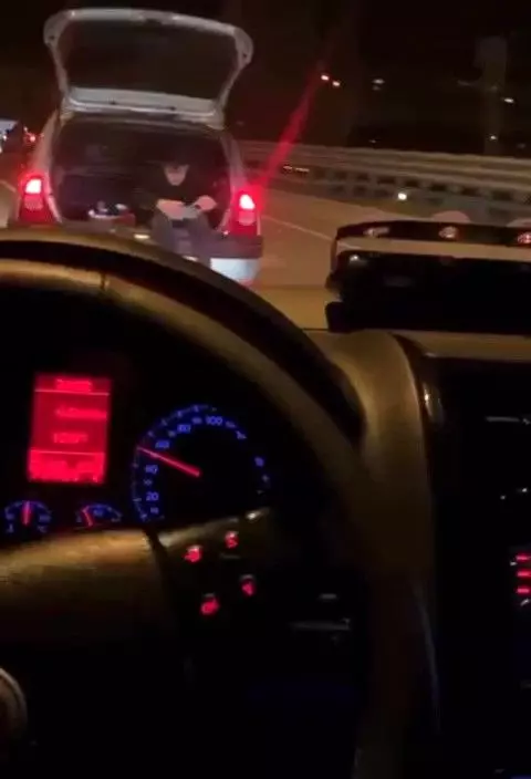 Çakarlı araçla trafiği tehlikeye atanlar sosyal medyadan yakaladı