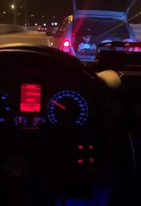 Çakarlı araçla trafiği tehlikeye atanlar sosyal medyadan yakaladı