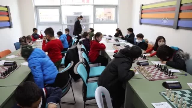 Çubuk'ta okullar arası satranç turnuvası başladı
