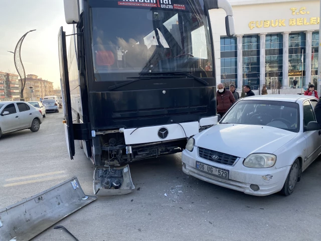 Çubuk'ta otobüsü ile otomobil çarpıştı: 4 yaralı