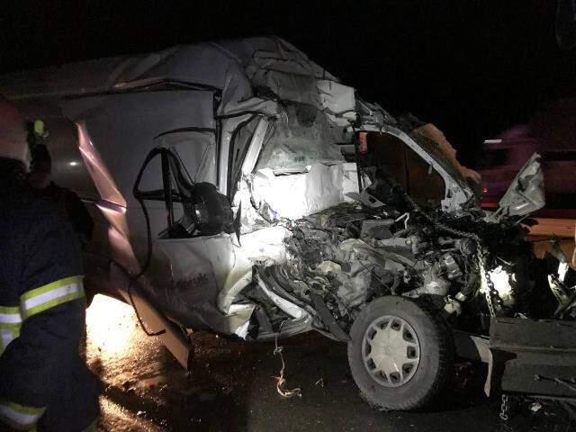 Gece vakti korkunç kaza! Önündeki kamyona çarpan minibüs sürücüsü feci şekilde can verdi