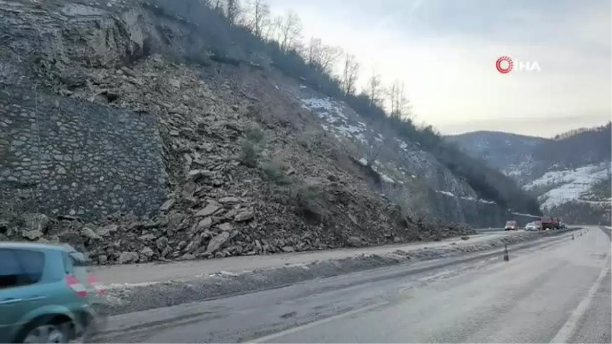 Heyelanın yaşandığı bölgede karayolu temizleme çalışmaları sürüyor