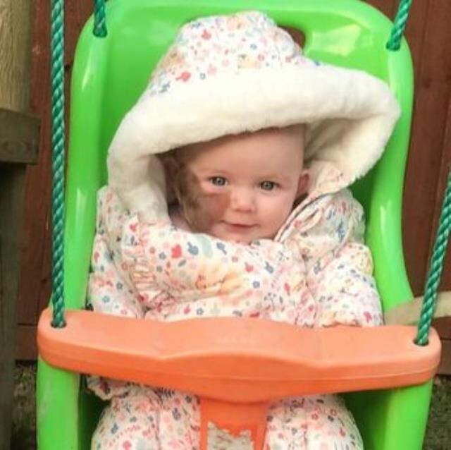 Kurt bebek masmavi gözleri ve tüyleri ile görenleri şaşırtıyor! Ailesinin tek korkusu çocuklarının kötü sözlere maruz kalması