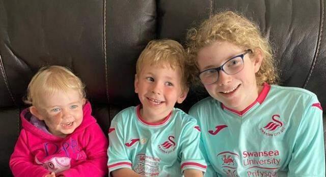 Kurt bebek masmavi gözleri ve tüyleri ile görenleri şaşırtıyor! Ailesinin tek korkusu çocuklarının kötü sözlere maruz kalması