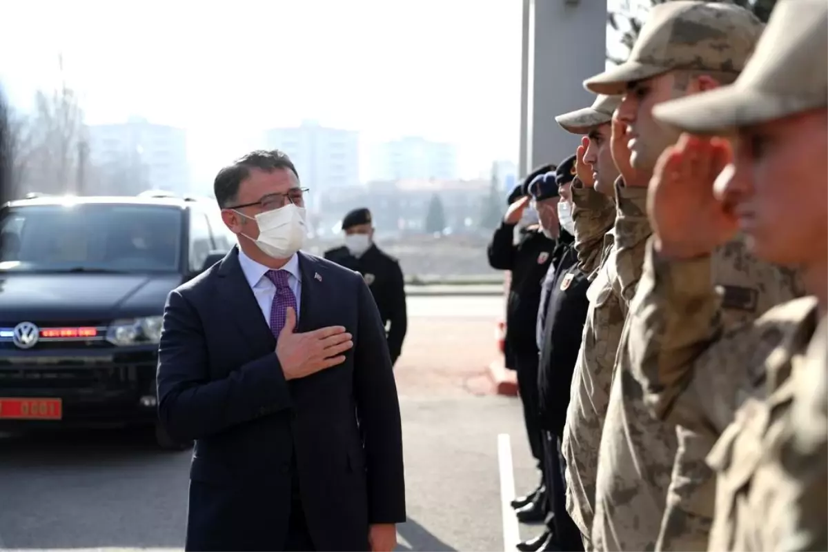 Mehmetçikle Bir Araya Gelen Vali Dr. Ozan Balcı'ya 6 İkiz Kardeş Sürprizi