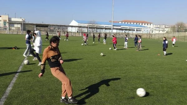 SPOR Silvan'da kadın polislerden Aslanspor Kadın Futbol Takımı'na ziyaret