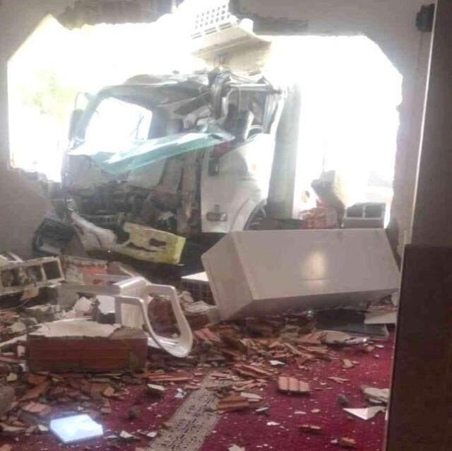 Suudi Arabistan'da kamyon camiye daldı: 5 yaralı