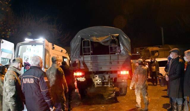 Askeri birliklerde sele karşı sahaya indi