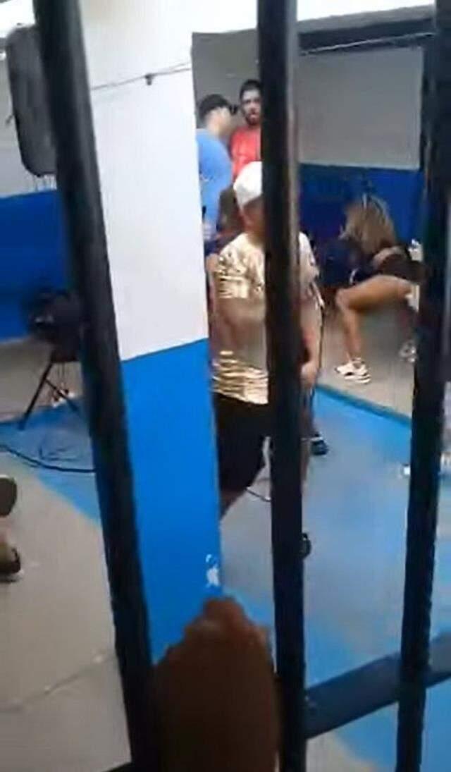 Hapishanede infial yaratan görüntüler! 2 kadını çağırıp twerk yaptırdılar