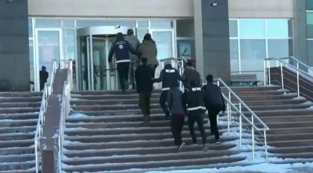 Göçmen kaçakçılığı yaptıkları iddiasıyla 21 kişi yakalandı