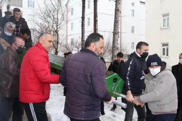 Lise öğretmeni evinde ölü bulundu