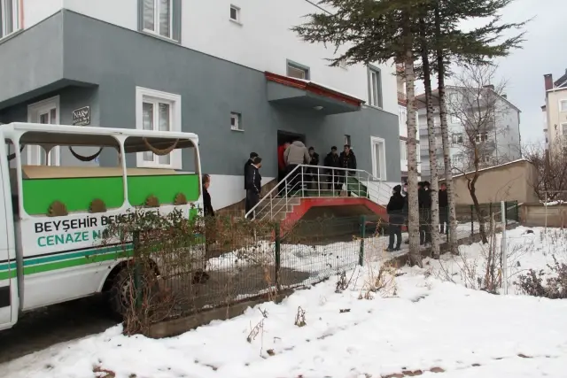 Lise öğretmeni evinde ölü bulundu
