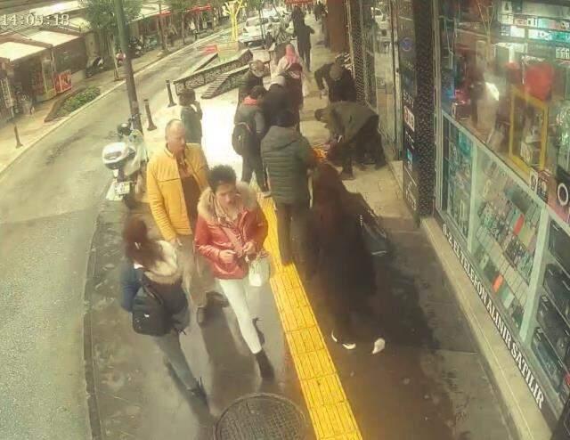 Pazara giderken bir anda kalbini tutarak yere yığıldı! Eşi dahil kimse ne yapacağını bilemedi Pazara giderken bir anda kalbini tutarak yere yığıldı! Eşi dahil kimse ne yapacağını bilemedi