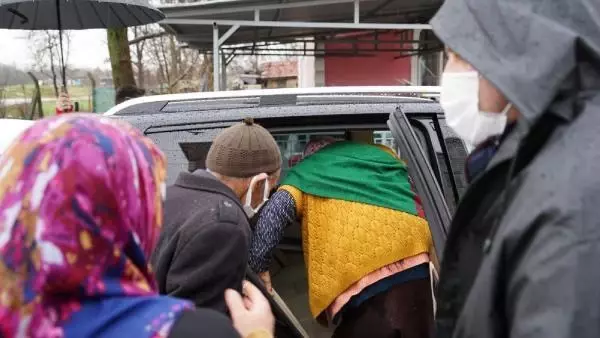 Sağanak yağış sonrası dere taştı, evlerinde mahsur kalan 8 kişilik aile botla kurtarıldı Sağanak yağış sonrası dere taştı, evlerinde mahsur kalan 8 kişilik aile botla kurtarıldı