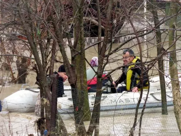 Sağanak yağış sonrası dere taştı, evlerinde mahsur kalan 8 kişilik aile botla kurtarıldı Sağanak yağış sonrası dere taştı, evlerinde mahsur kalan 8 kişilik aile botla kurtarıldı