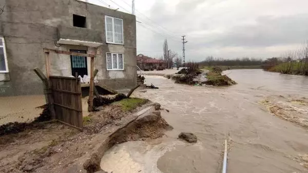 Sağanak yağış sonrası dere taştı, evlerinde mahsur kalan 8 kişilik aile botla kurtarıldı Sağanak yağış sonrası dere taştı, evlerinde mahsur kalan 8 kişilik aile botla kurtarıldı