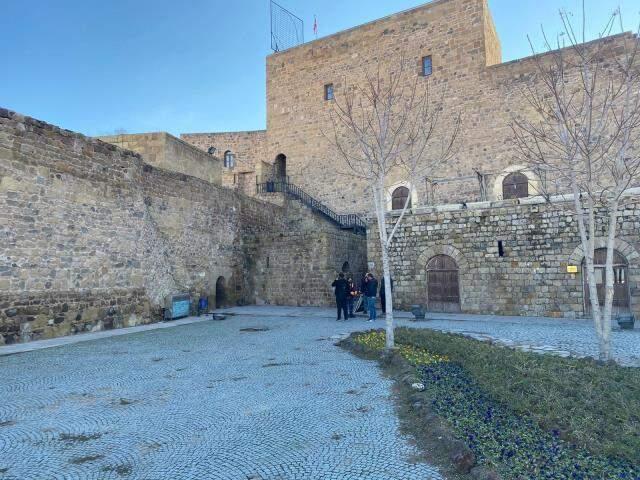 Türk defineciler, toprağı hararetle kazdıkları sırada kafalarına düşen sert cisimle neye uğradıklarını şaşırdı