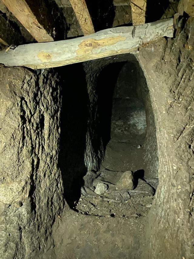 Türk defineciler, toprağı hararetle kazdıkları sırada kafalarına düşen sert cisimle neye uğradıklarını şaşırdı