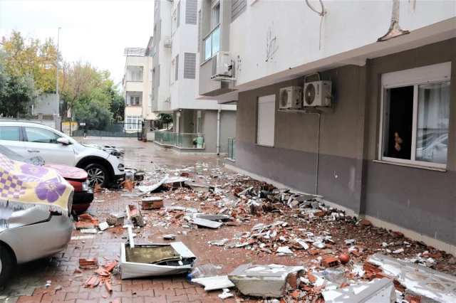 Antalya'yı şiddetli fırtına vurdu! Uçan çatı araçların üzerine düştü, ortalık savaş alanına döndü