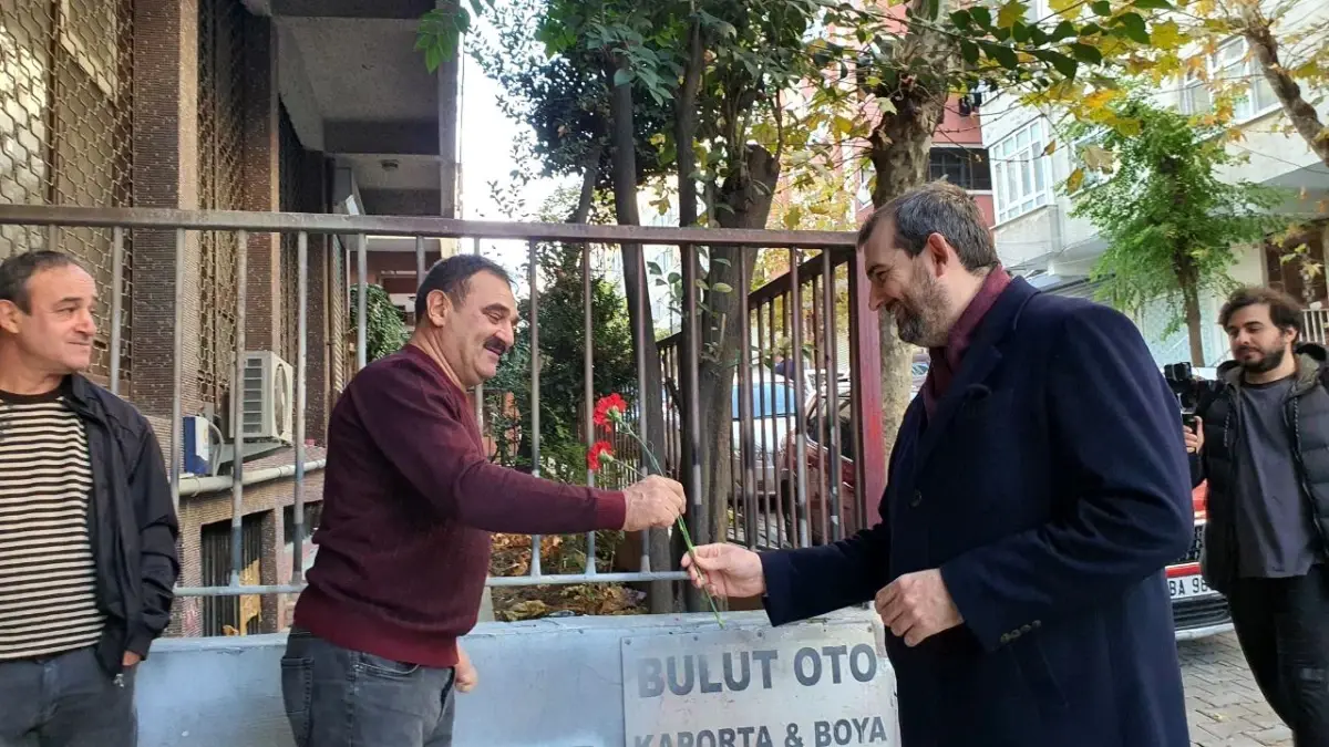 Başkan Bünyamin Demir, Güngören'de sokak sokak gezerek vatandaşların sorunlarını dinliyor