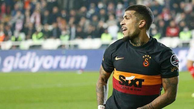 Galatasaray'da bileti kesilen ilk isim belli oldu! Arabasını dahi ülkesine yolladı Galatasaray'da bileti kesilen ilk isim belli oldu! Arabasını dahi ülkesine yolladı