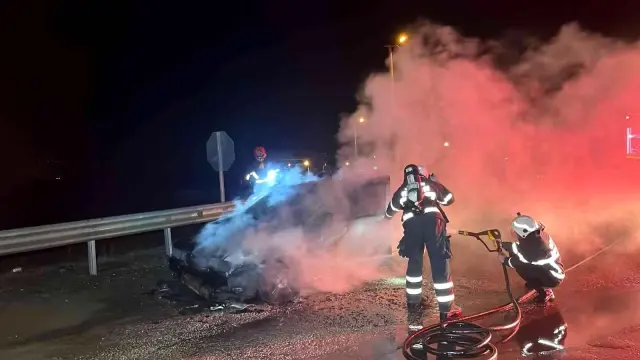 Seyir halindeki otomobil alev alev yandı
