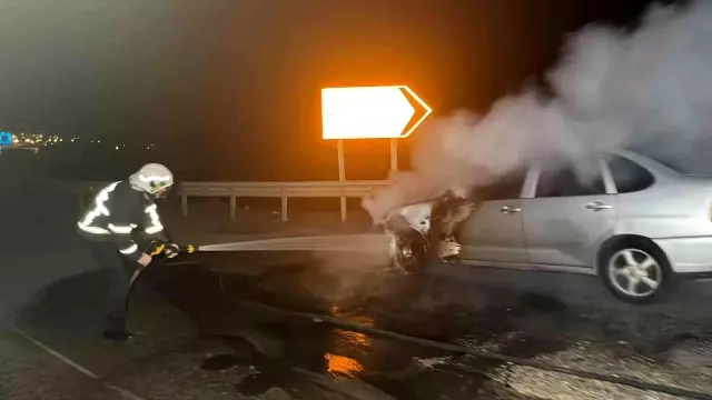 Seyir halindeki otomobil alev alev yandı
