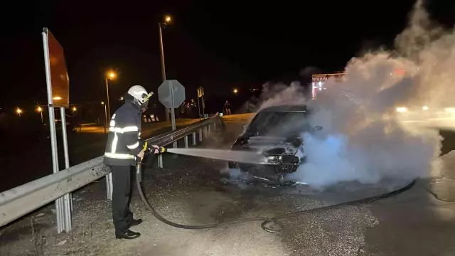 Seyir halindeki otomobil alev alev yandı
