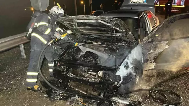 Seyir halindeki otomobil alev alev yandı