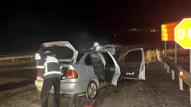 Seyir halindeki otomobil alev alev yandı