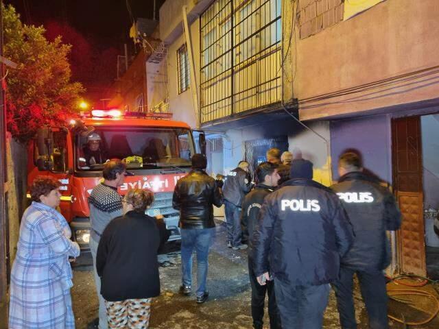 Beyoğlu'nda can pazarı! Alev topuna dönen binada mahsur kalan kadın, pencereden atlayarak kurtuldu