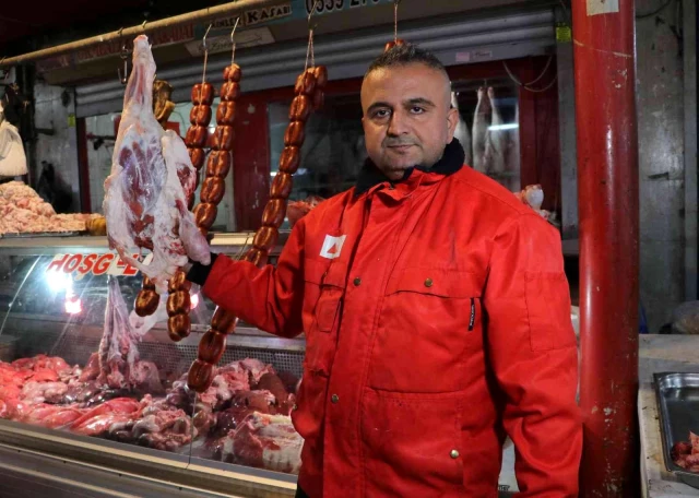 Kasaplarda et fiyatları düştü, zincir marketlerde cep yakıyor