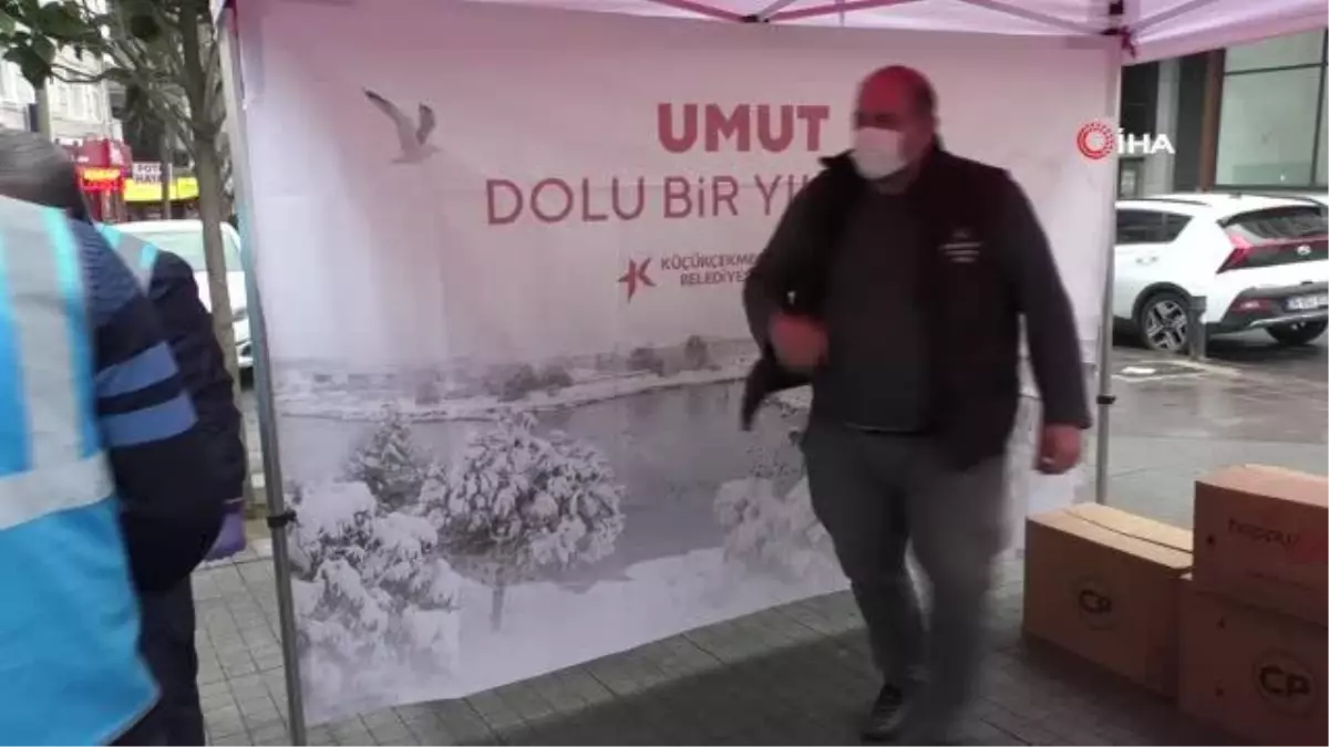 Küçükçekmece'de yılbaşı için vatandaşlara özel gıda paketi dağıtıldı